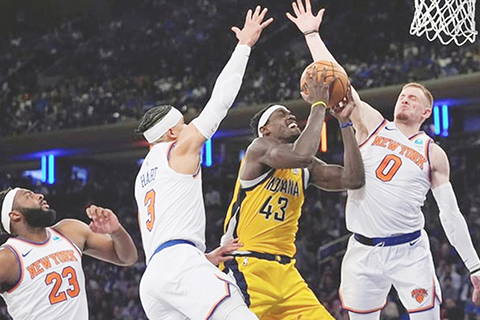 ◎ NBA季後賽系列賽第二輪,溜馬以一百一十六比一百零三擊敗紐約人,將系列賽迫平至三比三,兩隊最後一戰將回到紐約人主場作戰。圖為溜馬大將施亞甘在紐約人雙將封阻下上籃。(美聯社)