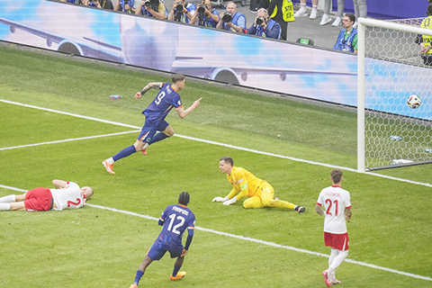 ◎ 當地時間六月十六日,在德國漢堡舉行的二0二四年歐洲杯足球錦標賽波蘭和荷蘭的D組比賽中,荷蘭的沃特.域賀斯(9)打進了球隊的第二個進球,奠勝。(美聯社/彼得.約瑟克)