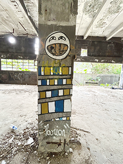 到處都是塗鴉。