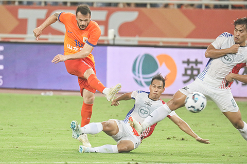 ◎ 山東泰山卡扎伊什維利(左一)射入世界波,一比一。(中新社 發 陳陽 攝)