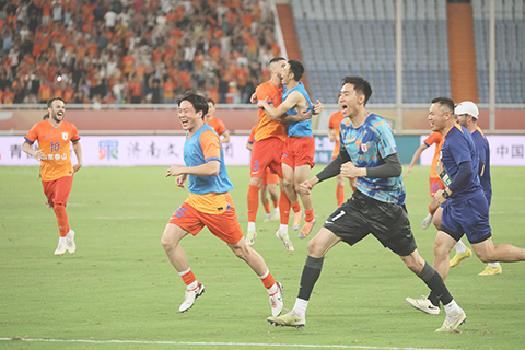 ◎ 山東泰山隊點球大戰取勝晉級,隊員衝進場內慶祝。(中新社 發 陳陽 攝)