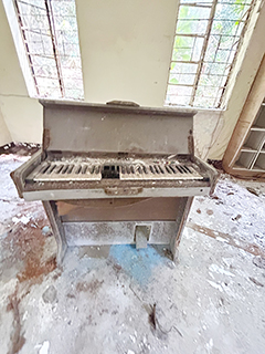 室內有座破爛的琴