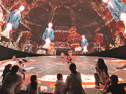 8月19日,遊客在湖南博物院參觀「生命藝術——馬王堆漢代文化沉浸式數字大展」。(張雪盈 攝)