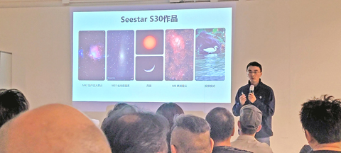 ◎ 窄頻濾光鏡的Grus老闆李勤峰在給大家介紹有關產品。