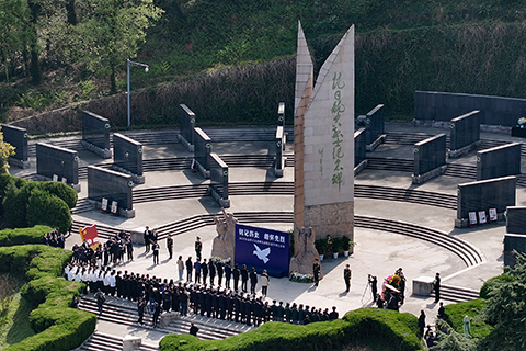 各界人士憑弔抗日航空英烈活動在南京抗日航空烈士紀念館舉行。(中新社記者 泱波 攝)