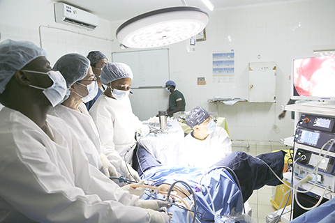 ◎ 在愛德華·弗朗西斯·斯莫教學醫院,中國醫科大學附屬盛京醫院婦產科教研室主任楊清、援岡比亞醫療隊隊長蔡貴陽、該院婦產科醫生凱巴·加薩馬和護士瑪麗亞馬‧貝耶進行腹腔鏡手術。