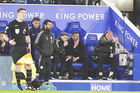 ◎ 李斯特城主帥雲佬(右二)昨晨在場邊急了。(美聯社)