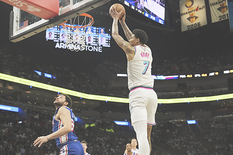 ◎ 熱火七號維爾從容扣籃,打退七六人。(美聯社)