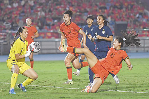 ◎ 四月八日,中國隊球員王妍雯(前右)在決賽中射門。(新華社記者 陳誠 攝)