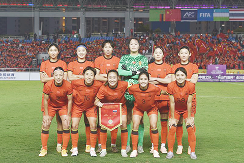 ◎ 四月八日,中國隊首發球員在賽前合影。永川國際女足錦標賽決賽中,中國隊五比一戰勝泰國隊,獲得冠軍。(新華社記者 陳誠 攝)