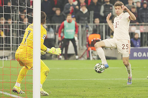 ◎ 拜仁慕尼黑隊湯馬士梅拿(右)射門扳平比分。德甲拜仁慕尼黑隊昨晨主場一比二不敵意甲國際米蘭隊。(新華社發)