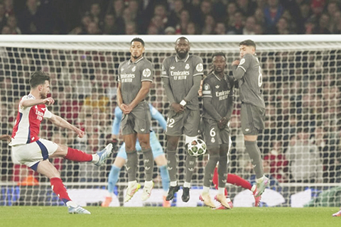 ◎ 阿仙奴隊賴斯(左)主罰自由球連續射破皇馬大門,居功至偉。(美聯社)