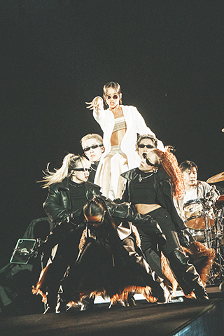 ◎ 英國殿堂級樂隊Coldplay在港開騷,邱彥筒任暖場嘉賓。