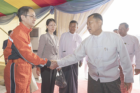 ◎ 四月八日,在緬甸首都內比都,緬方在社會福利和救濟安置部為中方救援隊舉辦感謝儀式,緬甸國家管理委員會副主席梭溫(前右一)與中國救援隊隊員握手。(新華社記者 才揚 攝)