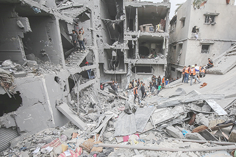 ◎ 巴勒斯坦伊斯蘭抵抗運動(哈馬斯)四月九日發表聲明說,以色列軍隊當天轟炸加沙城舒加艾耶社區,造成包括婦女和兒童在內的至少二十九人死亡,另有超過五十人受傷。圖為當日,人們在加沙城舒加艾耶社區搜尋以軍轟炸倖存者。(新華社發里澤克.阿卜杜勒賈瓦德 攝)