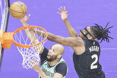 ◎ 四月九日,黃蜂隊球員吉遜(左)上籃。多倫多速龍隊主場一百二十六比九十六戰勝夏洛特黃蜂隊。(新華社發鄒崢攝)