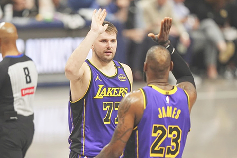◎ 湖人打入季後賽,當錫和占士放下心頭大石。(美聯社)