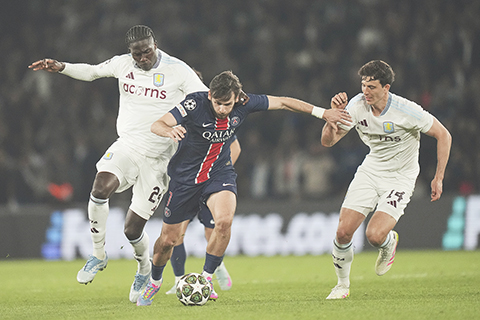 ◎ 曾踢拿玻里的基華拉斯基利亞(中)昨役入馬拉當拿式世界波,助大巴黎反勝維拉。(美聯社)