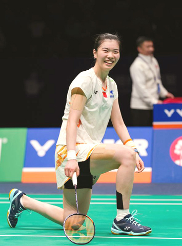 ◎ 四月十一日,高昉潔在比賽後慶祝。亞洲羽毛球錦標賽女子單打四分之一決賽中,中國選手高昉潔二比0戰勝韓國選手金佳恩,晉級四強。(新華社記者 孫非 攝)