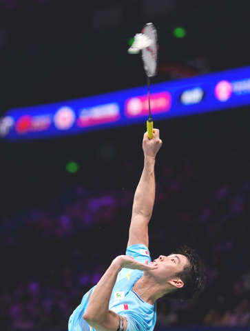 ◎ 四月十一日,駱建佑在比賽中回球。亞洲羽毛球錦標賽男子單打四分之一決賽中,中國選手石宇奇一比二不敵新加坡選手駱建佑,無緣四強。(新華社記者 孫非 攝)