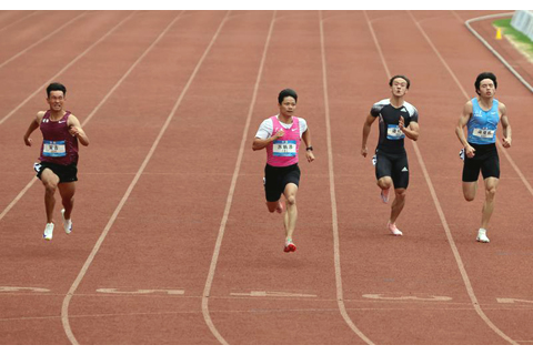 ◎ 四月十一日,廣東隊的選手蘇炳添(左二)在男子一百米預賽中衝刺,他最終以十秒四九的成績晉級。全國田徑大獎賽(第1站)在廣東肇慶拉開帷幕。(新華社發 劉春林 攝)