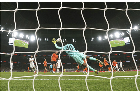 ◎ 法蘭克福門將山度士令熱刺隊(白衣)射門屢屢落空。(美聯社)