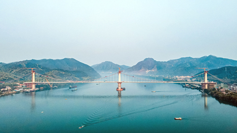 4月上旬,廣西蒼容潯江大橋建設現場。(申學康 攝)