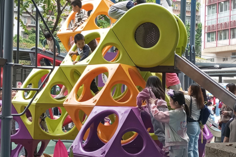 小朋友在遊戲區玩耍