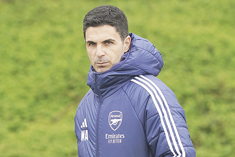 ◎ 阿仙奴主帥阿迪達昨日督操,今夜三時將客戰皇馬。首回合三球在手,阿仙奴能否打入歐冠前四?(美聯社) ◎ 上回合輸一比二,為拜仁入惟一入球的梅拿,昨日操練時若有所思,今夜三時歐冠客戰國米,拜仁有信心翻盤嗎?(美聯社) ◎ 拿玻里十一號盧卡古昨晨建功。(美聯社) ◎ 祖利安奴施蒙尼為馬體會入波,向老爸報喜。(新華社發) ◎ 四月十四日,廣東隊球員徐傑(右一)中帶球突破。CBA季後賽次輪比賽