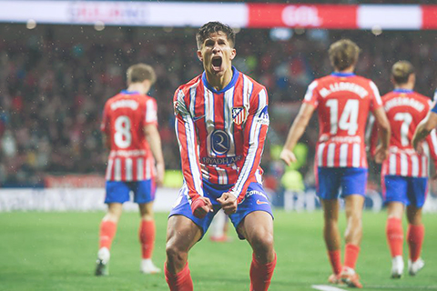 ◎ 祖利安奴施蒙尼為馬體會入波,向老爸報喜。(新華社發)