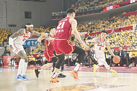 ◎ 四月十四日,廣東隊球員徐傑(右一)中帶球突破。CBA季後賽次輪比賽中,山西汾酒隊主場以一百二十三比八十一戰勝廣東東陽光隊,暫時以總比分一比領先。(中新社記者 韋亮 攝)