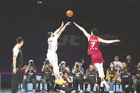 ◎ 四月十四日,CBA季後賽中,北京北汽隊主場九十八比一百零五負於北京北控隊。圖為北京北汽隊曾凡博(紅衣)在攔截北京北控隊里勒(白衣)的進攻。(中新社記者 張祥毅 攝)