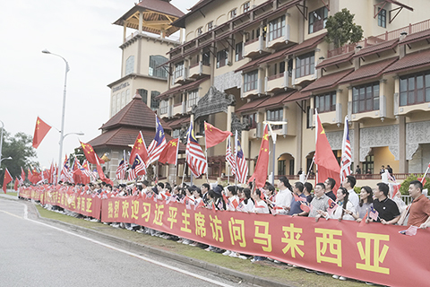 ◎ 當地時間四月十五日晚,國家主席習近平乘專機抵達吉隆坡,開始對馬來西亞進行國事訪問。圖為歡迎的人群。(新華社記者虞東升 攝)