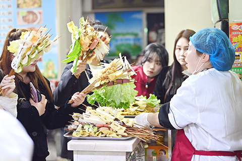 2024年3月14日,甘肅天水,遊客手捧挑選的麻辣燙「蔬菜花束」(資料圖)。(九美旦增 攝)