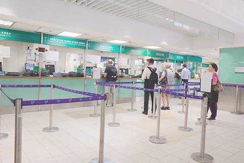 ◎香港郵政十六日宣佈,暫停寄往美國內載貨品的郵遞服務,並強調美方霸凌無理,濫施關稅,香港郵政絕不會代收所謂關稅。(香港中通社記者 許其皓攝)