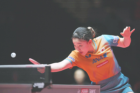 ◎四月十六日,日本選手張本美和在比賽中。當日,澳門國際乒聯男子及女子世界盃小組比賽第三輪中,中國香港選手杜凱琹以0比四不敵日本選手張本美和。(香港中通社圖片)