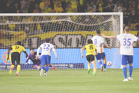 ◎四月十五日,山東泰山隊球員克雷桑.巴塞洛斯(右二)在比賽中罰中點球。中國足球超級聯賽第七輪比賽中,山東泰山隊客場五比一戰勝青島西海岸隊。(新華社記者 李紫恆 攝)