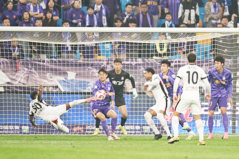 ◎四月十六日,上海海港隊球員加布里埃爾(左一)射門。中國足球超級聯賽第七輪比賽中,上海海港隊客場四比一戰勝天津津門虎隊。(新華社記者 趙子碩 攝)