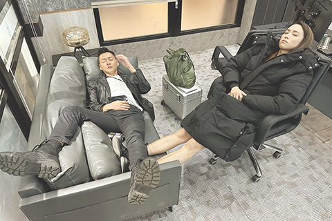 ◎ 張振朗好似壓住劉穎鏇雙腳來訓,其實知識錯覺。