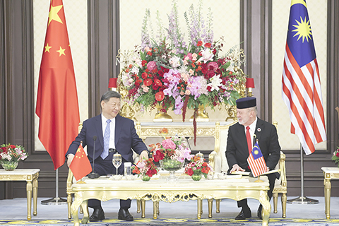 ◎ 4月16日上午,馬來西亞最高元首易卜拉欣在馬來西亞國家王宮同中國國家主席習近平舉行會見。(新華社記者 黃敬文攝)