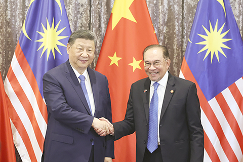 ◎ 4月16日下午,國家主席習近平同馬來西亞總理安瓦爾在布特拉加亞總理官邸舉行會談。會談後,兩國領導人共同見證中馬雙方交換雙邊合作文本。這是習近平同安瓦爾握手。(新華社記者 黃敬文攝)