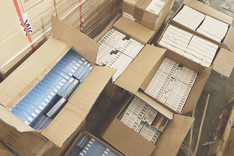 ◎ 藥監局及海關人員在涉案貿易行內檢獲的非法進口藥物。