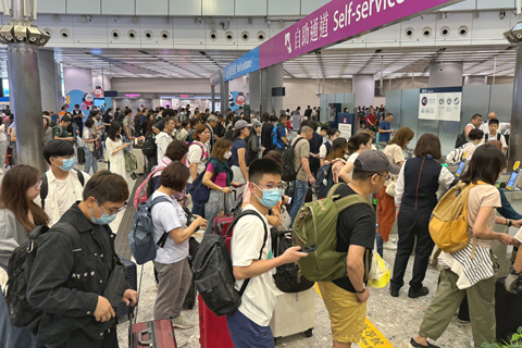 ◎ 四月十八日,一連四日的復活節長假昨日開始,當日上午,香港西九龍高鐵站人山人海,大批香港市民選擇北上前往大陸遊玩。旅遊業議會表示,復活節假期港人外遊人數比往年多,其間有三千多個旅行團出發,逾半是高鐵團,大部份是去廣東省以外地區,包括貴州、桂林等;有旅行社包「專列」組織旅行團,出發到長沙、張家界及汕頭等地,節日氣氛濃厚。(香港中通社記者 謝光磊 攝)