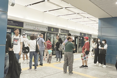 ◎ 輕軌系統於昨日早上十一時許因供電系統出現異常,導致部分路段的列車服務暫停。