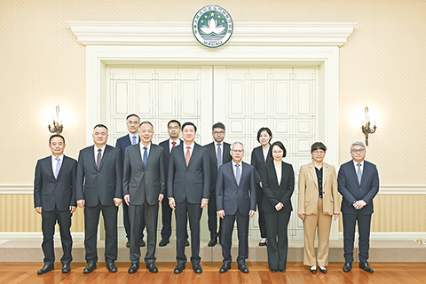 ◎ 行政長官岑浩輝與國家體育總局局長、第十五屆全國運動會組委會主任高志丹一行合影。