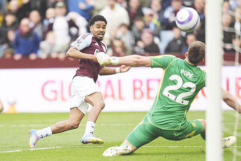 ◎ 英超維拉隊馬特臣昨晨智破紐卡素門將樸比十指關,終場四比一打退紐卡素。(美聯社)