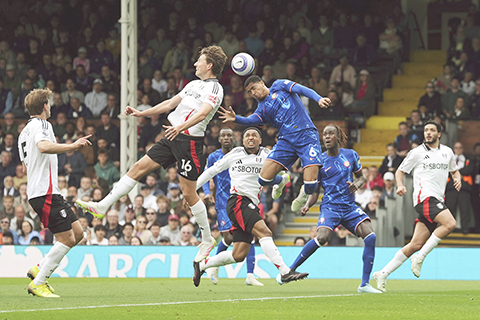 ◎ 富咸隊貝治(上左)昨夜與車路士衛將高維爾爭頂。是役車路士二比一全取三分。(美聯社)