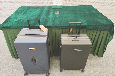 ◎ 兩個懷疑是裝運手機的行李箱。