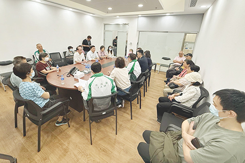 ◎ 市政署昨日與受災攤販會面,講解原區安置、新防火措施等安排,市販互助會在場陪同。