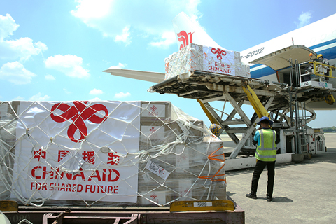 ◎ 中國政府向緬甸提供的第八批緊急人道主義地震救災援助物資四月二十二日抵達緬甸仰光國際機場。(新華社發苗覺梭 攝)